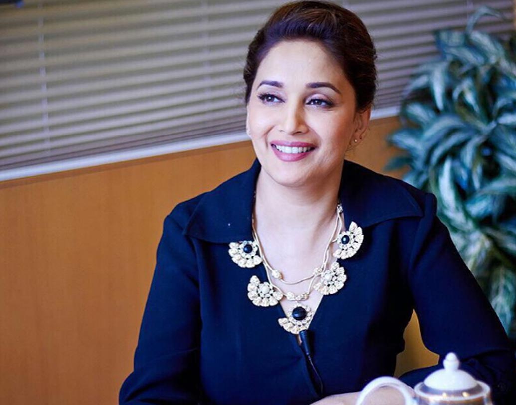 মাধুরী দীক্ষিত: নাচ থেকে অভিনয়— সবেতেই তিনি সেরা। পঞ্চাশ বছরেও তিনিই বলিউডের ধক ধক গার্ল। তাঁর নাচেই এক প্রযোজকের নজর কেড়েছিলেন মাধুরী। কিন্তু প্রথমে ফিল্ম ইন্ডাস্ট্রিতে নামার বিষয়ে তীব্র আপত্তি ছিল নায়িকার বাবা-মার। পরে অবশ্য এক বন্ধুর জোরাজুরিতে নিমরাজি হয়েছিলেন তাঁরা।