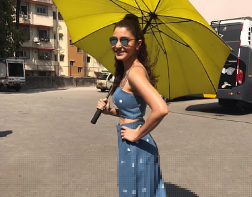 অনুষ্কা শর্মা: বেঙ্গালুরুর একটি ফ্যাশন ইভেন্টে জিন্সের দোকানে ডিজাইনার ওয়েনডেল রডড্রিক্সের সঙ্গে মোলাকাত হয়েছিল অনুষ্কার। তাঁর কথাতেই মুম্বই পাড়ি দিয়েছিলেন নায়িকা। এ ভাবেই বলিউডে আসা। বি-টাউনের অন্যতম সফল অভিনেত্রীদের তালিকায় এখন প্রথম দিকেই থাকবে তাঁর নাম।