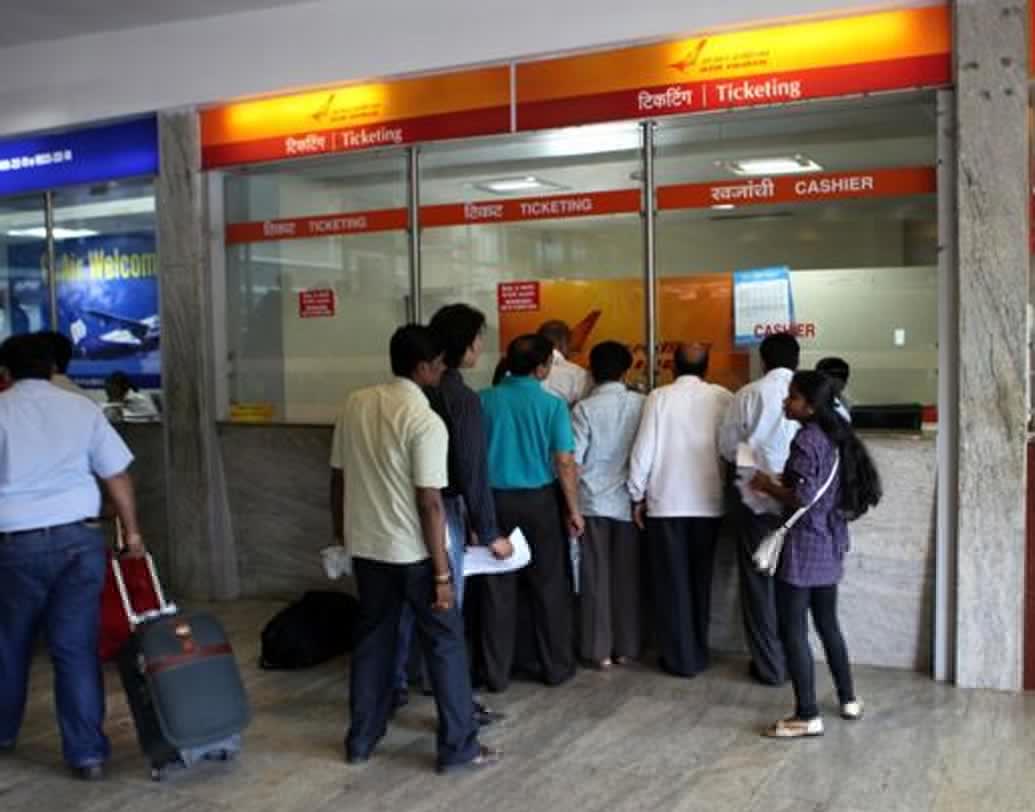 বিমান পরিবহণ মন্ত্রকের প্রতিমন্ত্রী জয়ন্ত সিংহ বলেছেন, যাত্রী সুরক্ষা এবং নিরাপত্তা সরকারের প্রাথমিক দায়িত্বের মধ্যে পড়ে। এত দিন যাত্রী নিরাপত্তা সুরক্ষিত করতে কেন্দ্রের তরফে কোনও সুস্পষ্ট নির্দেশিকা ছিল না। এ বার সেই পথেই এগোচ্ছে সরকার।