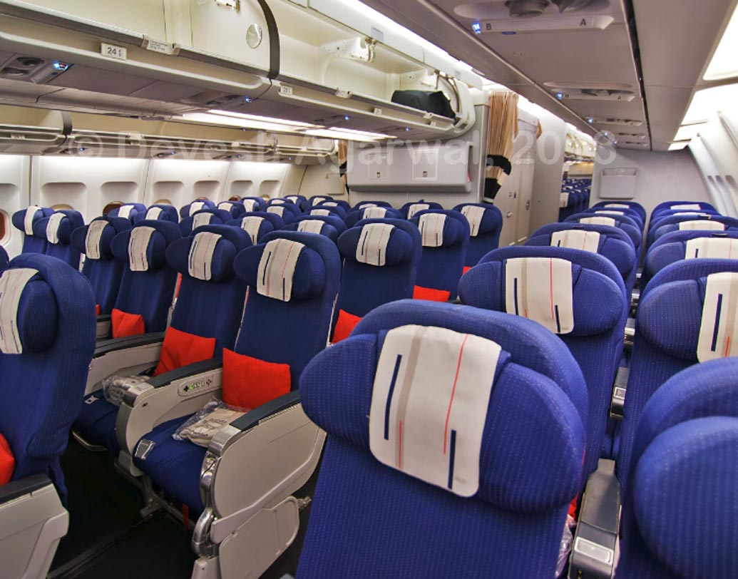 গত মার্চেই পুণে থেকে দিল্লি আসার পথে এয়ার ইন্ডিয়ার উড়ানে বিমানকর্মীকে চটিপেটা করে শিরোনামে এসেছিলেন শিবসেনা সাংসদ রবীন্দ্র গায়কোয়াড়। ওই কর্মীকে ২৫ বার জুতোপেটা করার অভিযোগে সাংসদকে সাময়িক ভাবে যাত্রী-তালিকা থেকে বাদ দেয় এয়ার ইন্ডিয়া এবং ফেডারেশন অব ইন্ডিয়ান এয়ারলাইন্স (এফআইএ)। পরে সংসদে দাঁড়িয়ে ক্ষমা চেয়ে নেন তিনি।