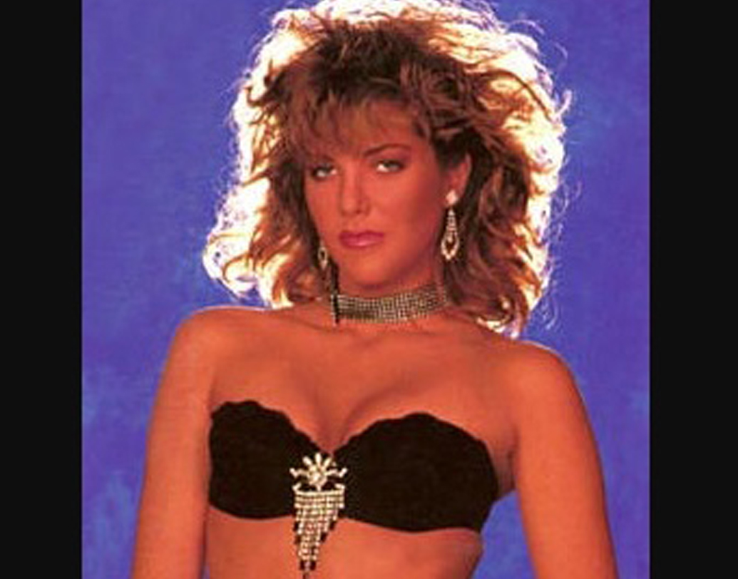 মেগান লেই: মাত্র ১৪ বছর বয়সে বাড়ি থেকে পালিয়েছিলেন মেগান। পরে পর্ন ফিল্মে প্রচুর খ্যাতিও অর্জন করেছিলেন। যদিও ২৬ বছরেই জীবনের চরম সিদ্ধান্ত নিয়েছিলেন তিনি। মাথায় গুলি করে আত্মঘাতী হন মেগান।