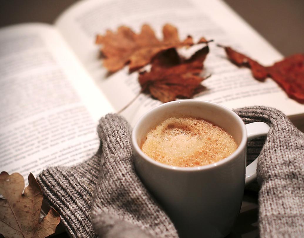 গরম কালে আমাদের মুড ভাল থাকে। যা মস্তিষ্কে হ্যাপি সিরোটোনিন বা হ্যাপি হরমোন ক্ষরণে সাহায্য করে। যা ওজন কমাতে সাহায্য করে। শীত কালে আবহাওয়ার কারণে মুড অফ থাকায় সিরোটোনিনের ক্ষরণ কমে। আমরাও মুড ভাল করতে বেশি খাই।