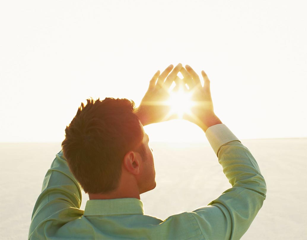 গরম কালে রোদের কারণে আমাদের শরীর বেশি ভিটামিন ডি পায়। যা শরীরে কর্টিসলের মাত্রা বাড়ায়। কর্টিসল হরমোন আমাদের রোগ প্রতিরোধ ক্ষমতা ও এনার্জির মাত্রা বাড়াতে সাহায্য করে।