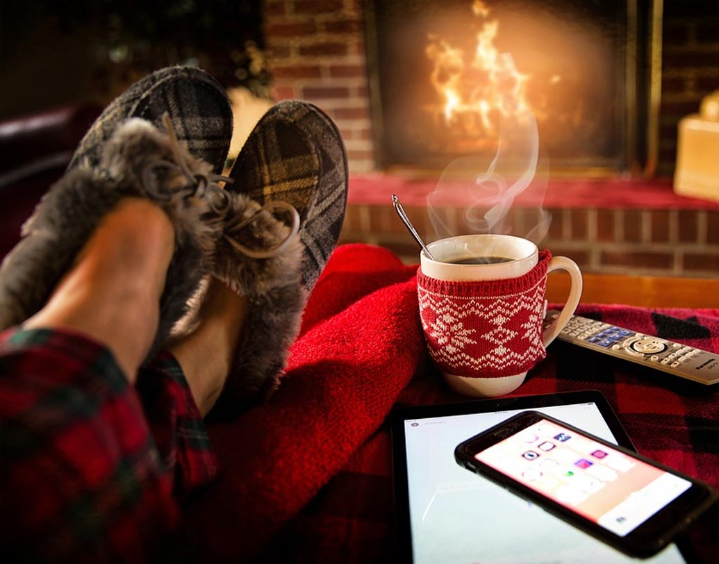 গরম কালে আমরা টাটকা সব্জি, তাজা ফল অনেক বেশি খাই। শীতকালে আমাদের গরম খাবার খেতে ইচ্ছা করে। হট চকোলেট, হট পিজা তখন আমাদের কমফর্ট ফুড। ফলে শীতকালে ওজন কমানো কিছুটা কঠিন হয়ে ওঠে।