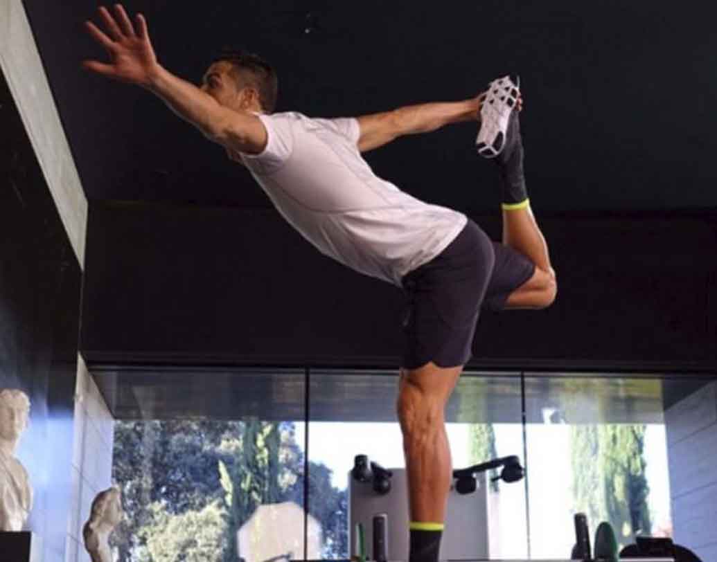 নিজেকে ফিট রাখার জন্য বাড়ির মধ্যেই অসাধারণ একটি জিম রয়েছে।