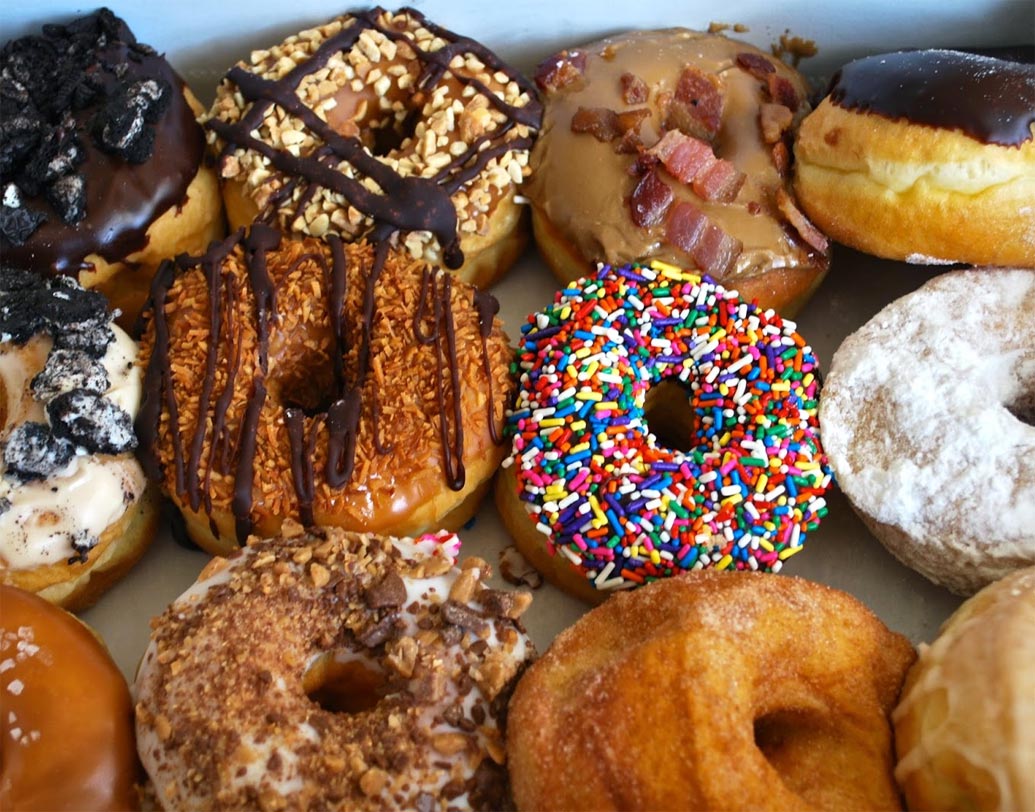 কেক ও ডোনাট।