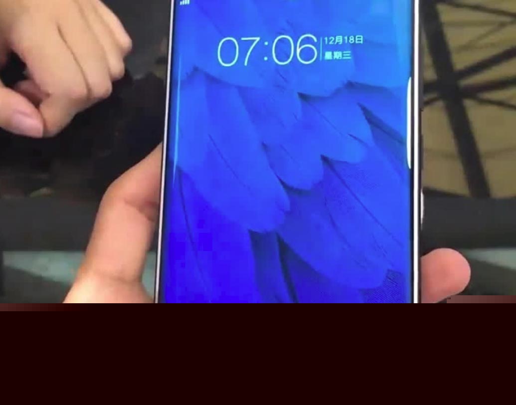 ফোনের ডিসপ্লে স্ক্রিনের নীচেই থাকবে এই সেন্সর, এমনটাই জানিয়েছে নির্মাতা সংস্থা সাইন্যাপটিকস। সংস্থার দাবি, বিশ্বে এটাই প্রথম ইন-ডিসপ্লে ফিঙ্গারপ্রিন্ট স্ক্যানার। অন্যান্য স্মার্টফোনে ডিসপ্লে স্ক্রিনের পিছনে থাকে এই সেন্সর।