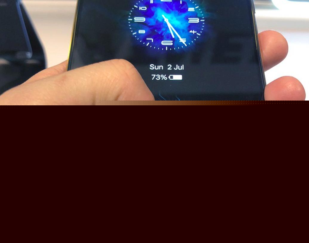 পাসওয়ার্ড বা প্যাটার্ন লক করে ফোনের তথ্য সুরক্ষিত করা যায় ঠিকই, কিন্তু তা সহজেই আনলক করতে পারেন হ্যাকাররা। কিন্তু ফিঙ্গারপ্রিন্ট সেন্সর থাকলে শুধুমাত্র আপনার আঙুলের ছাপেই ফোন চালু হবে।