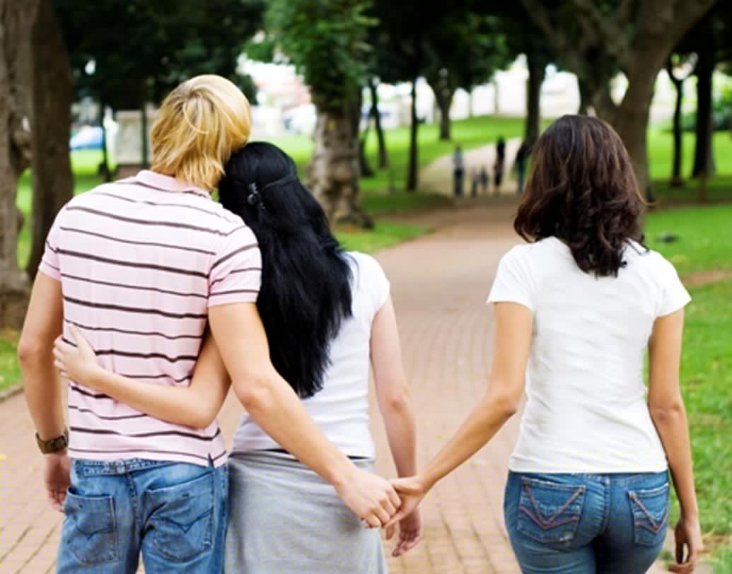 ওপেন রিলেশনশিপ সম্পর্কে সম্যক ধারণা রয়েছে তো? নাকি শুধু গ্ল্যামারাস লাগে বলে এমন সম্পর্ক চাইছেন? ওপেন রিলেশনশিপ ঠিক কী, কেমন হয় এই সব সম্পর্কের সমীকরণ, কেন আপনি এই ধরনের সম্পর্ক চাইছেন সে সম্পর্কে নিশ্চিত হয়ে তবেই ওপেন রিলেশনশিপের কথা ভাবুন।