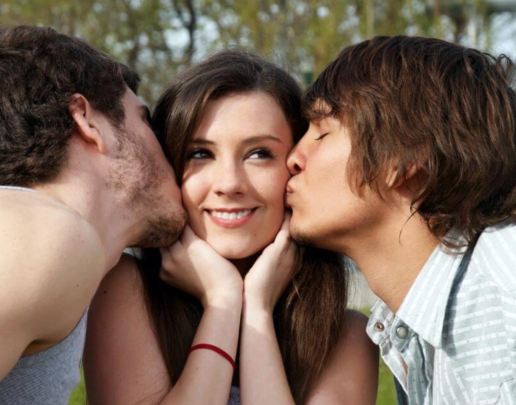 সম্পর্কে যৌন ঈর্ষা খুবই স্বাভাবিক। ওপেন রিলেশনশিপে কিন্তু এর কোনও জায়গা নেই। আপনার সঙ্গী আপনাকে যতটা গুরুত্ব দিচ্ছেন, ততটাই গুরুত্ব অন্য কাউকে দিলে ঈর্ষাকাতর হয়ে পড়েবেন না তো? অনেকেই ভাবেন হবেন না, কিন্তু বাস্তবে এই ঈর্ষাকাতরতাই অনেক ওপেন রিলেশনশিপের সমীকরণ বদলে দেয়।