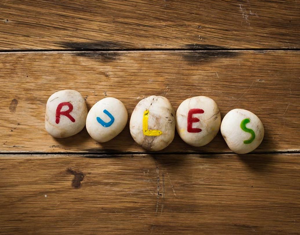 ওপেন রিলেশনশিপের রুল দুজনের সম্মতিতেই সেট করা হয়। কিন্তু দায়বদ্ধতা না থাকায় অনেক সময়ই একজন আরেকজনের উপর কতৃত্ব করতে থাকেন। এমনটা হলে কী ভাবে সামলাবেন, কী ভাবে প্রতিক্রিয়া জানাবেন তা আগে থেকে ভেবে না রাখলে সম্পর্ক খুব খারাপ জায়গায় যেতে পারে।