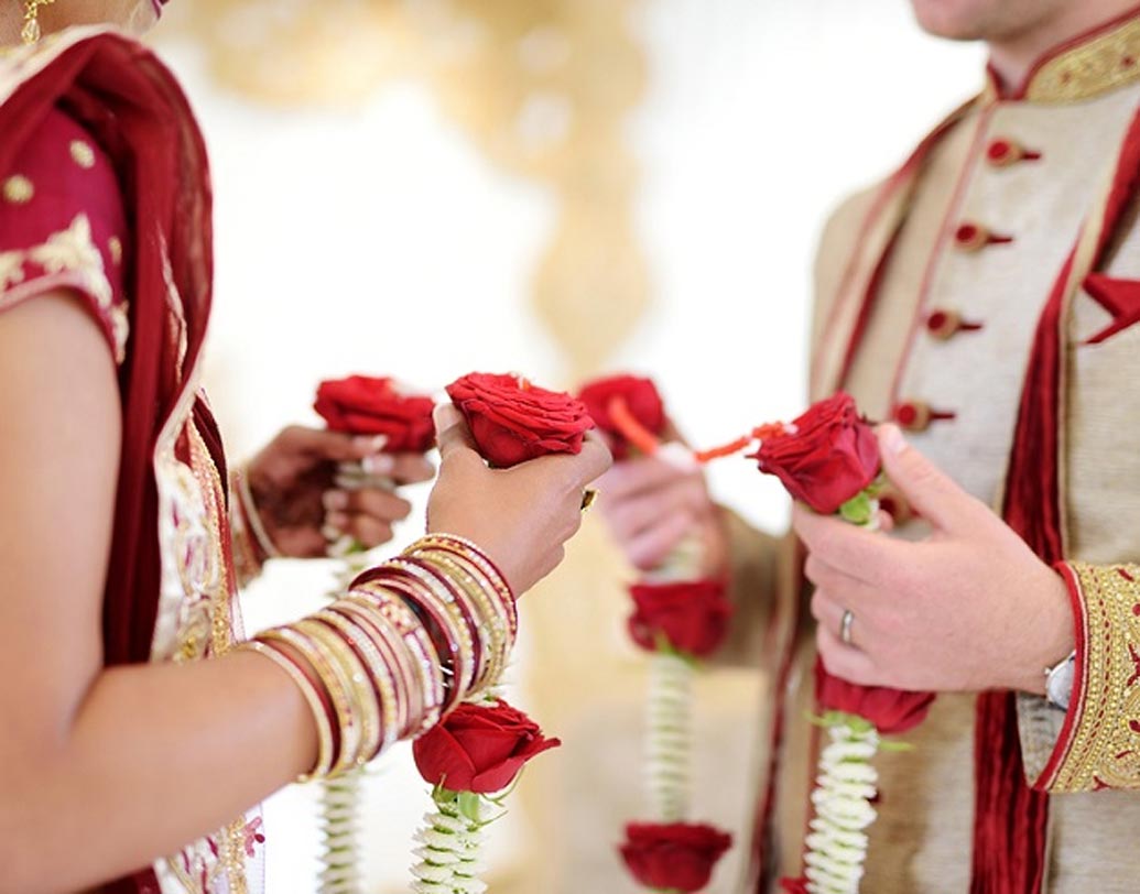 যদি কখনও বিয়ের কথা ভাবেন? একগামী সম্পর্ক চান কিন্তু অপরজন যদি তেমনটা না চান তা হলে? এ ক্ষেত্রে কী হবে সম্পর্কের সমীকরণ? অধিকাংশ ওপেন রিলেশনশিপে ছেদ পড়ে এ ভাবেই। আগে থেকেই এই বিষয়ে পরিষ্কার হয়ে নিন।