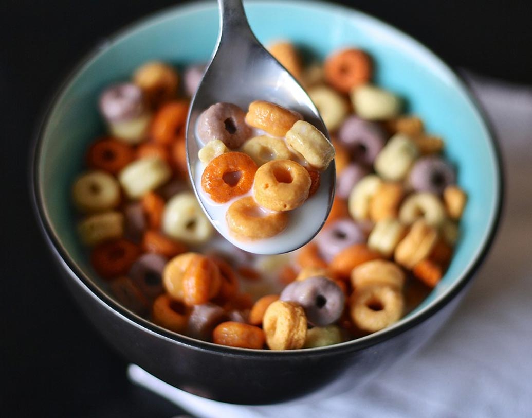 সিরিয়ালস: সবচেয়ে সহজে জলদি ব্রেকফাস্ট তৈরি করতে সিরিয়ালই ভরসা। সিরিয়াল যতটা পুষ্টিকর ভাবা হয় ততটা মোটেও নয়। এতে যেমন অ্যাডেড সুগার থাকে তেমনই ফাইবার ও প্রোটিন থাকে না।