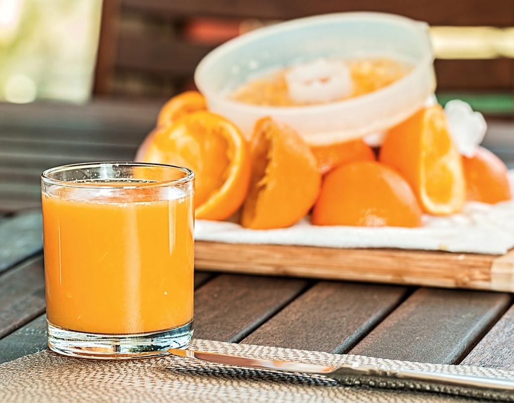 ফ্রুট জুস: সকালে ঘুম থেকে উঠে ফ্রুট জুস খাওয়া খুব স্বাস্থ্যকর এই ভুল ধারণা অনেকেরই রয়েছে। ফ্রুট জুসের মধ্যে যেমন চিনি থাকে তেমনই রস বের করে নেওয়ায় ফলের ফাইবার নষ্ট হয়ে যায়। ফলে ফ্রুট জুস খেলে একদিকে যেমন ডায়াবেটিসের আশঙ্কা থাকে তেমনই অন্য দিকে ওবেসেিটির সমস্যাও দেখা দেয়।