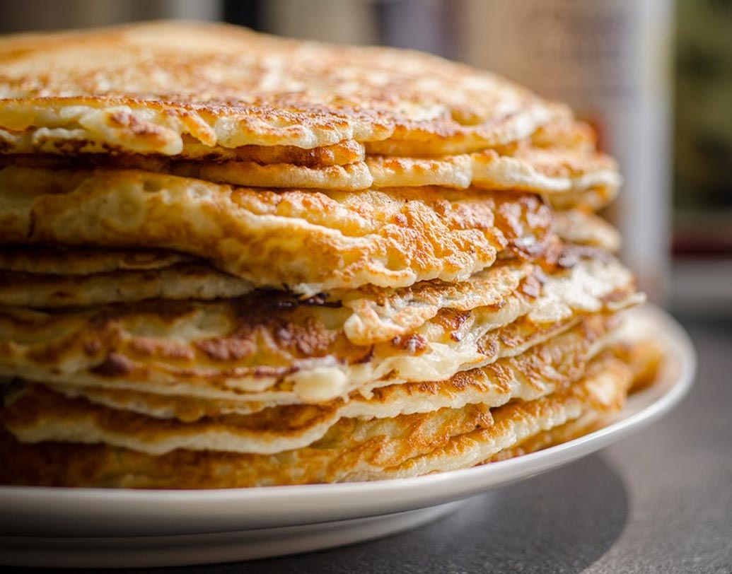 প্যানকেক ও ওয়াফল: ব্রেকফাস্ট হিসেবে প্যানকেক বা ওয়াফল বেশ জনপ্রিয়। কিন্তু অতিরিক্ত রিফাইন্ড ফ্লাওয়ার ও চিনি থাকায় প্যানকেক খাওয়ার কিছুক্ষণ পরেই অলস ও ক্লান্ত লাগতে থাকে।