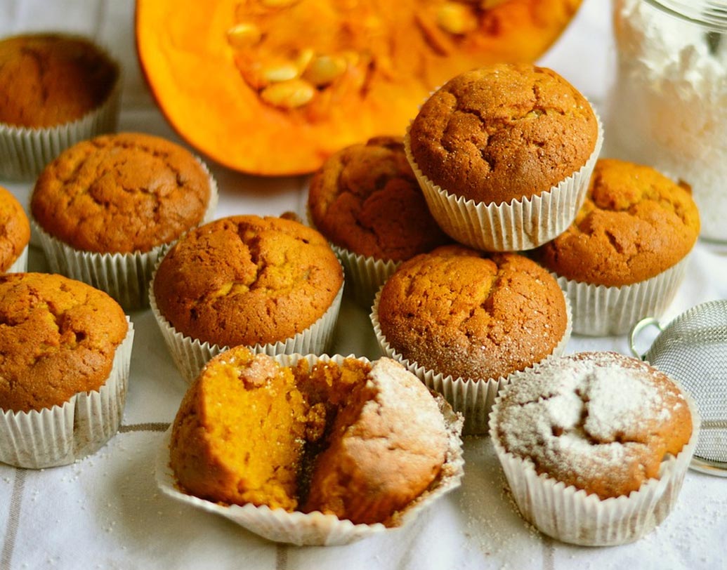 মাফিন: সাধারণত রিফাইন্ড ময়দা, ভেজটেবল অয়েল, ডিম ও চিনি দিয়ে তৈরি হয় মাফিন। সেই সঙ্গে থাকে চকোলেট চিপস ও হুইপড ক্রিমের টপিং। হাই সুগার ও হাই ক্যালোরি খাবার মাফিন। পুষ্টিগুণ কম।