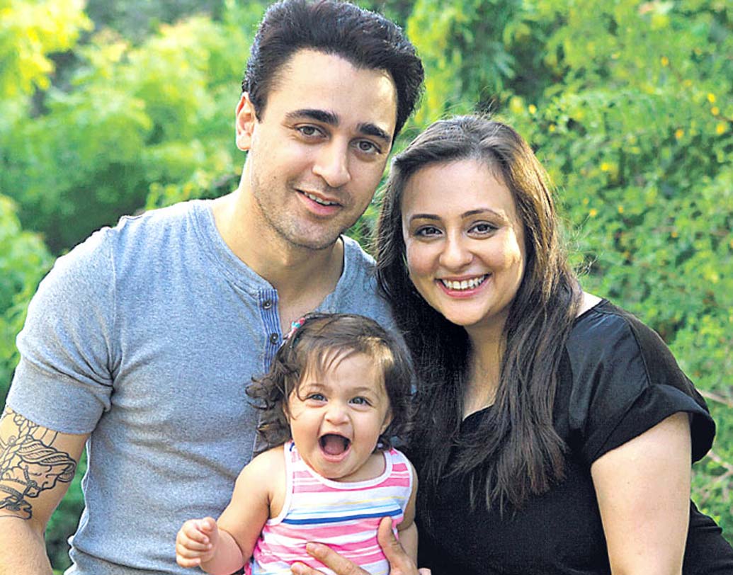 ইমরান খান-অবন্তীকা মালিক: রূপোলি পর্দায় অতটা পরিচিত না হলেও ইমরানের জীবনসঙ্গিনী অবন্তীকা ‘আই হেট লভ স্টোরিস’ এবং ‘এক ম্যায় অর এক তু’ দু’টি ছবিতে ক্যামিও চরিত্রে অভিনয় করেছেন। অবন্তীকাকে বরাবরই ‘লাকি চার্ম’ মনে করেন ইমরান।