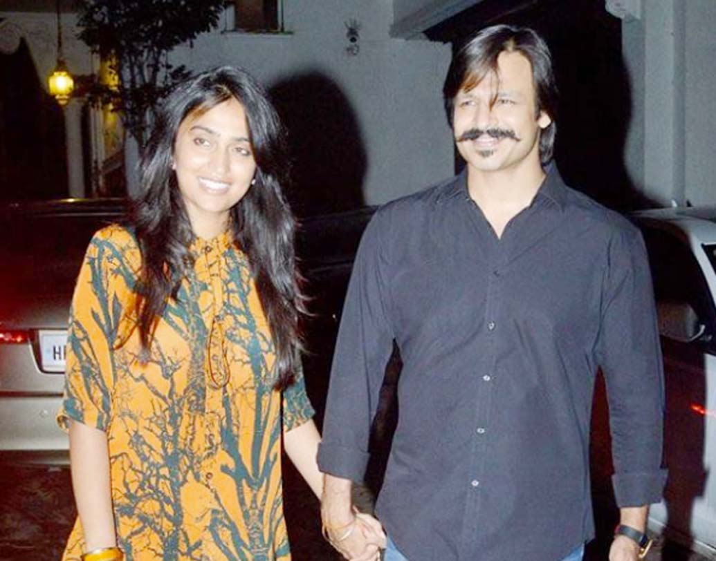 বিবেক ওবেরয়-প্রিয়ঙ্কা আলভা: কর্নাটকের মন্ত্রী জিভারাজ আলভার মেয়ে প্রিয়ঙ্কা রূপোলি পর্দা থেকে নিজেকে অনেক দূরে রেখেছেন। একজন সমাজকর্মী হিসেবে নিজের পরিচিতি তৈরি করেছেন প্রিয়ঙ্কা।