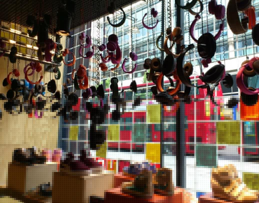 লন্ডন: ফ্যাশন ভালবাসলে লন্ডন আপনার অপেক্ষায় রয়েছে। বন্ড স্ট্রিট ও অক্সফোর্ড স্ট্রিট জুড়ে রয়েছে অ্যালেক্সান্ডার ম্যাককুইন, বারবেরি, স্টেলা ম্যাককার্টনি।