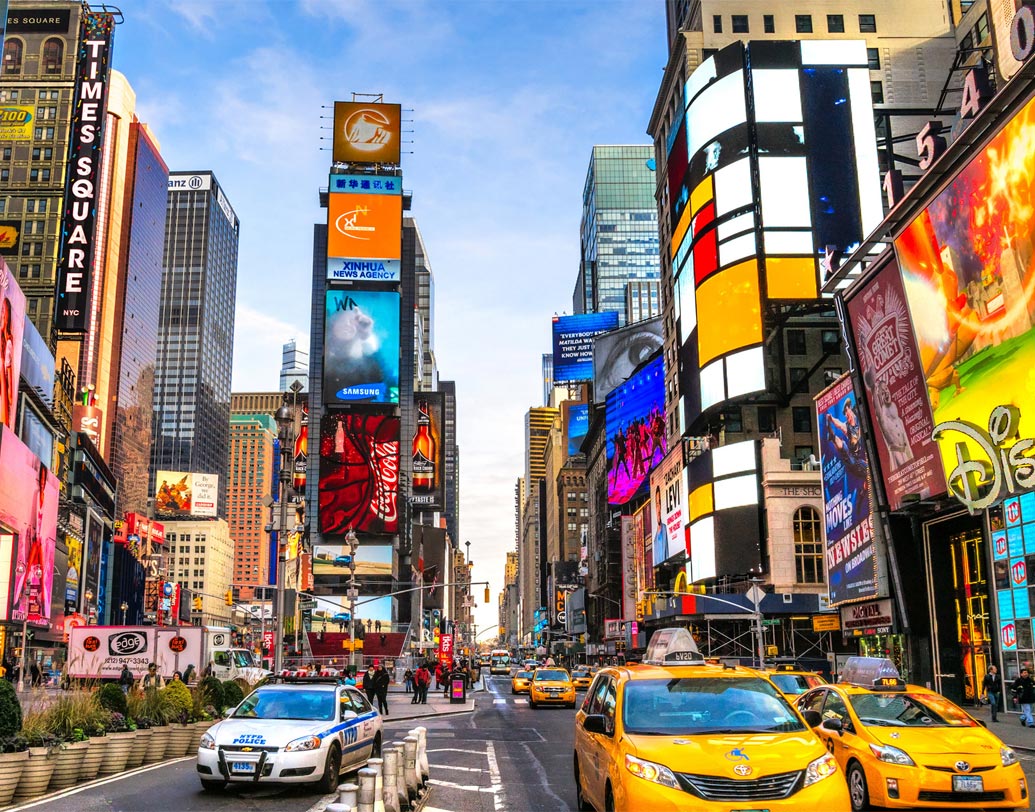 নিউ ইয়র্ক: বিশ্বের অন্যতম ফ্যাশন ক্যাপিটাল নিউ ইয়র্ক সিটি। যে কোনও মার্কিন ব্র্যান্ড আকর্ষণীয় কম দামে পাওয়া যায়। বার্নেস, ম্যানহ্যাটনের মেসি’স অন্যতম লাক্সারি স্টোর।