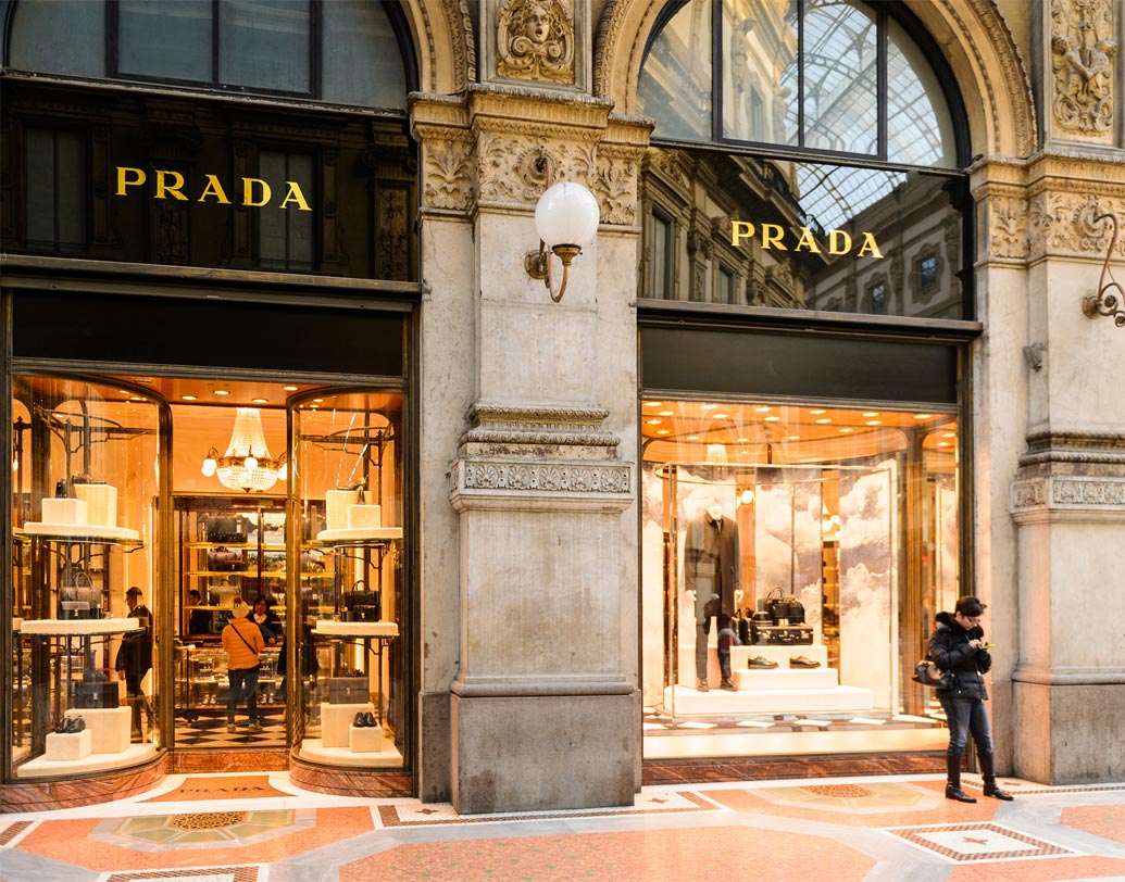 মিলান: যদি রানওয়ে ধরে শপিং করতে ভালবাসেন তা হলে ইতালির মিলান আপনার জন্য সেরা। গ্যালেরিও ভিত্তরিও ইমানুয়েল টু বিশ্বের অন্যতম প্রাচীন শপিং মল।