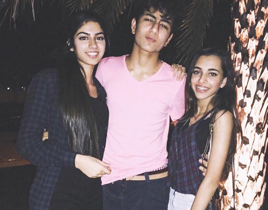 এক সময় তো বলিউডে জোর গুঞ্জন ছিল যে, আলিয়া নাকি  সইফ আলি খানের পুত্র ইব্রাহিমের সঙ্গে ডেট করছেন। যদিও পরে জানা যায় যে তাঁরা দুজনেই পরম বন্ধু। শুধু ইব্রাহিম নয়, শ্রীদেবী কন্যা খুশি কপূরও রয়েছেন আলিয়ার বেস্ট ফ্রেন্ডদের তালিকাতে।