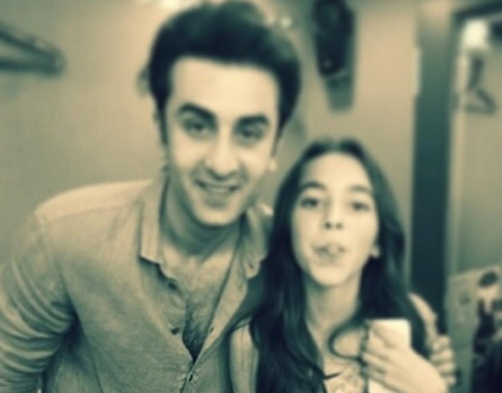 রণবীর কপূরের বিরাট ভক্ত আলিয়া। অনুরাগ কাশ্যপের ছবি ‘বম্বে ভেলভেট’-এর সেটে রণবীরকে দেখে যেন আলিয়ার একরকম স্বপ্নপূরণই হয়ে গিয়েছিল। পরে প্রিয় বন্ধু-বান্ধবদের সঙ্গে নিজের ও রণবীরের ছবিও তুলতে ছাড়েননি আলিয়া।