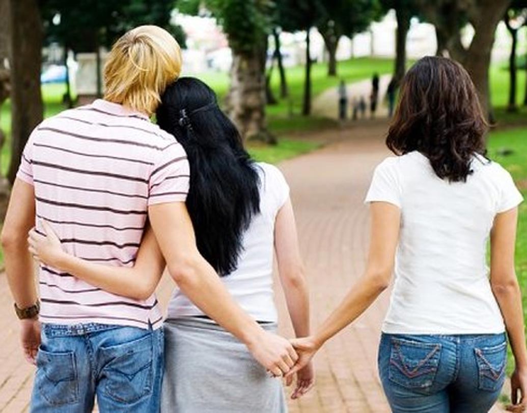 হোয়াট ইজ অ্যান ওপেন রিলেশনশিপ: সম্পর্কের দোটানা থেকে বেরিয়ে এখন অনেকেই ওপেন রিলেশনশিপে যেতে চাইছেন। কিন্তু ওপেন রিলেশনশিপ সম্পর্কে সম্যক ধারণা না থাকায় অনেকেই এই প্রশ্ন গুগল করে থাকেন।