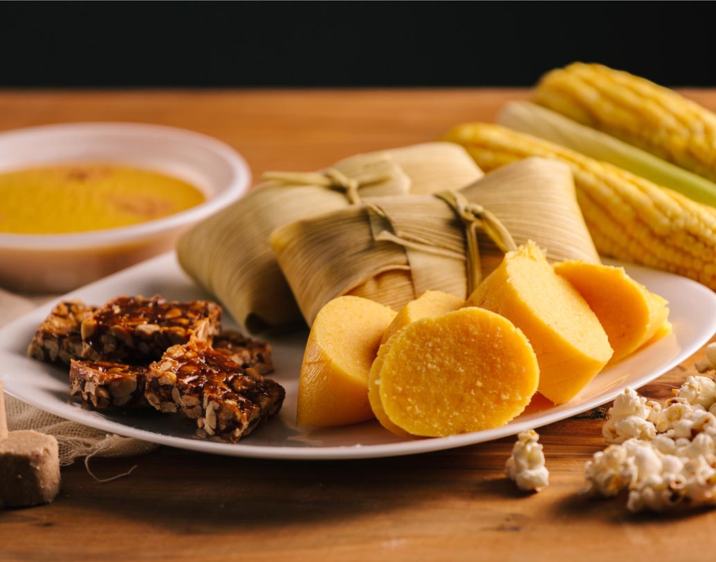 ছবি তোলার আগে খাবার সুন্দর করে সাজিয়ে নিন। যাকে বলে ফুড ড্রেস আপ করা। সাজিয়ে সুন্দর ফোকাসে ছবি তুললে অনেক সাধারণ খাবারের ছবিও আকর্ষণীয় হয়ে ওঠে।