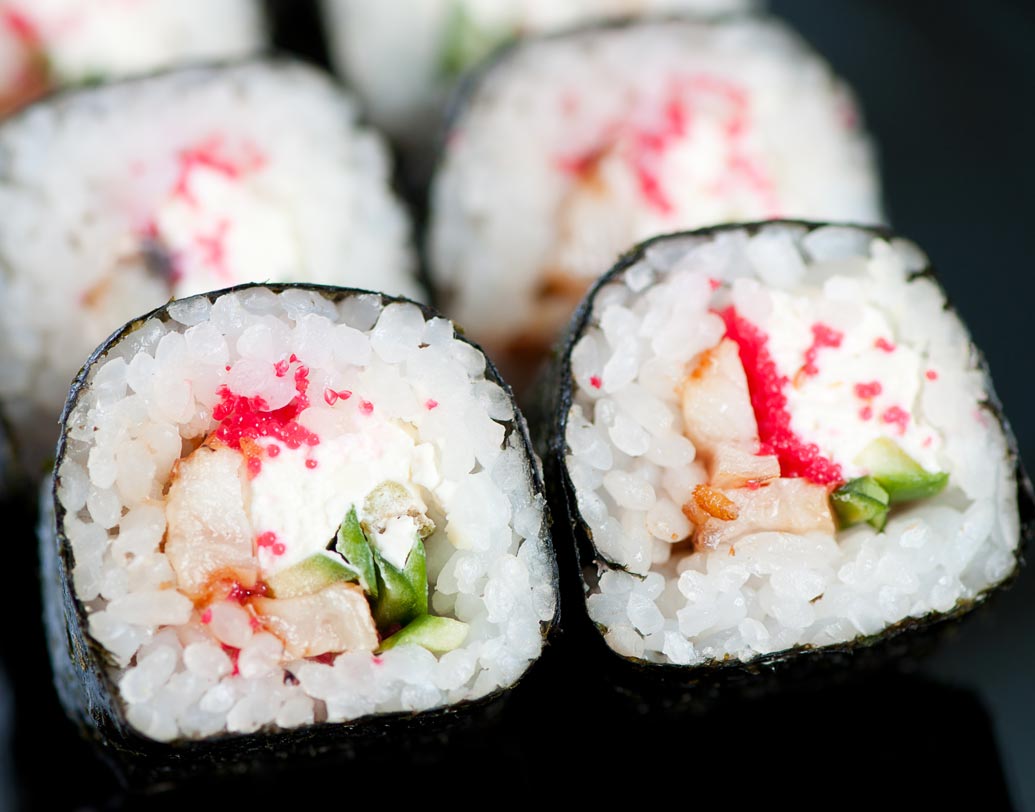 নানা রকম ভাবে খাবারের ক্লোজ শট নিয়ে দেখুন। পুরো খাবারের ছবি না তুলে ক্লোজ শট নেওয়া কিন্তু আর্ট।