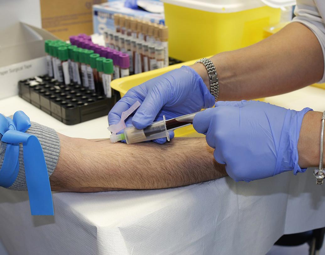 ভিটামিন ডি টক্সিসিটি: ক্যালসিয়াম সাপ্লিমেন্টের সঙ্গে অনেকে ভিটামিন ডি সাপ্লিমেন্টও নিয়ে থাকেন। দু’টোই একসঙ্গে খাওয়ার ফলে রক্তে অধিক মাত্রায় ক্যালসিয়াম জমা হয়। ফলে, খিদে কম, বমি ভাব এবং শারীরিক দুর্বলতা দেখা দেয়।