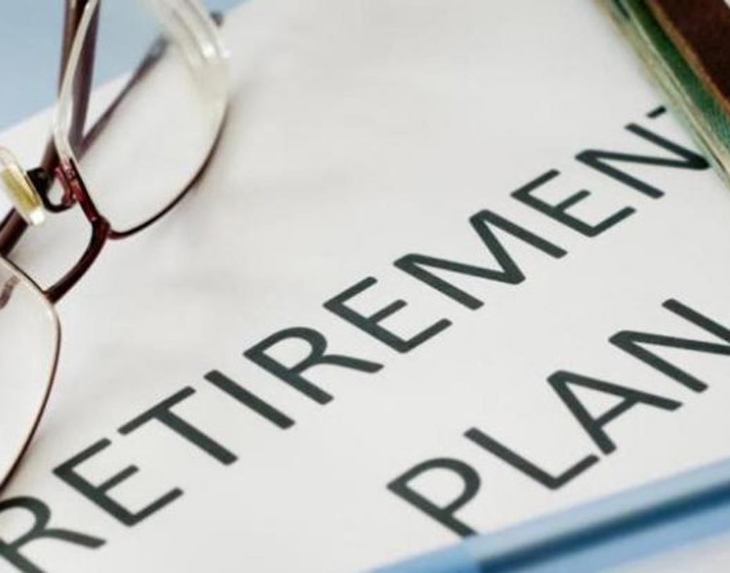 চল্লিশ: এই সময় পরিবার ও সন্তানদের দায়িত্ব বাড়তে থাকে। ইকুইটি মিউচুয়াল ফান্ড, ব্যালান্সড ফান্ড, ট্যাক্স সেভিং ইএলএসএস-এর সঙ্গে রিটায়ারমেন্ট প্ল্যান শুরু করুন।