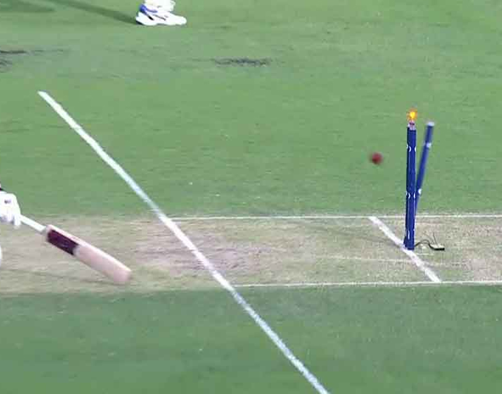 তালিকার প্রথম তিন জনই অস্ট্রেলিয়ার। ১৯০৮ সালের ১ জানুয়ারি প্রথম বার দু’ইনিংসে রান আউট হন পিটার ম্যাকঅ্যালিস্টার। বছর তিনেক বাদে ফের একই কাণ্ড ঘটান চার্লস কেলিওয়ে। এর পর প্রায় ন’বছরের বিরতির পর ১৯২০ সালে এই কায়দায় আউট হন জ্যাক রাইডার।