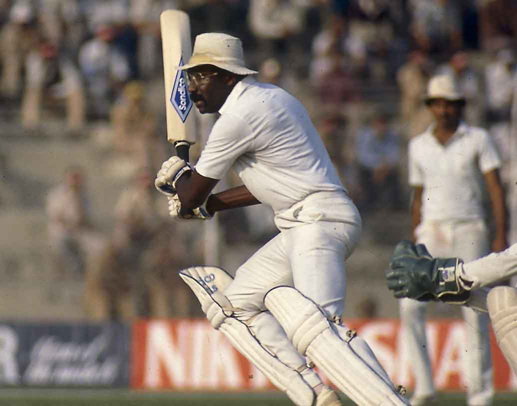 প্রথম তারকা ব্যাটসম্যান হিসাবে দু’ইনিংসে রান আউট হন ক্লাইভ লয়েড। ভারতের বিরুদ্ধে ১৯৭১ সালে কিঙ্গসটনে এই ভাবে আউট হন তিনি। একই বছর অগস্ট মাসে ভারতেরই বিরুদ্ধে এই ভাবে আউট হন ইংল্যান্ডের জন জেমসন। বছর খানেক বাদে প্রথম পাক ব্যাটসম্যান হিসাবে এই নজির গড়েন জাহির আব্বাস।