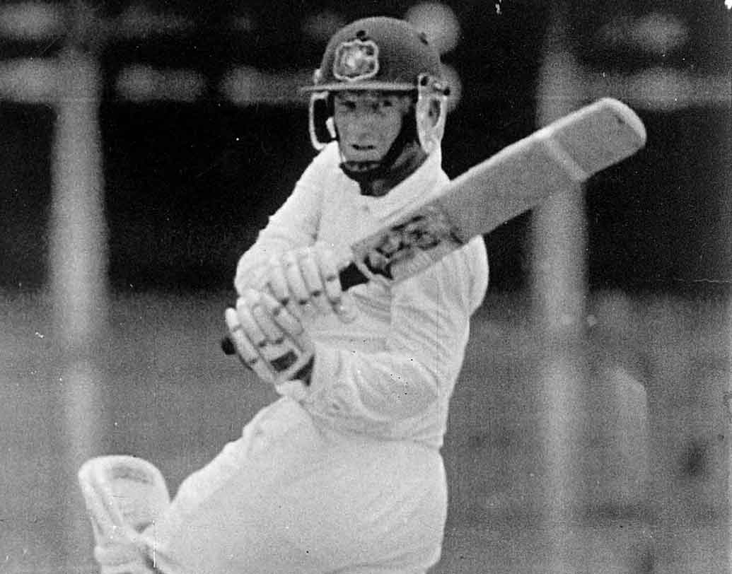 ১৯৯১ সালে অষ্টম অজি ক্রিকেটার হিসাবে এই ভাবে আউট হন ইয়ান হিলি। ১৯৯৯ সালেও এই ভাবে আউট হন তিনি। ১৯৯৪ সালে নিউজিল্যান্ডের অ্যান্ড্রু জোন্স এবং ১৯৯৫ সালে নবম অস্ট্রেলীয় হিসাবে এই কায়দায় আউট হন জো অ্যাঞ্জেল।