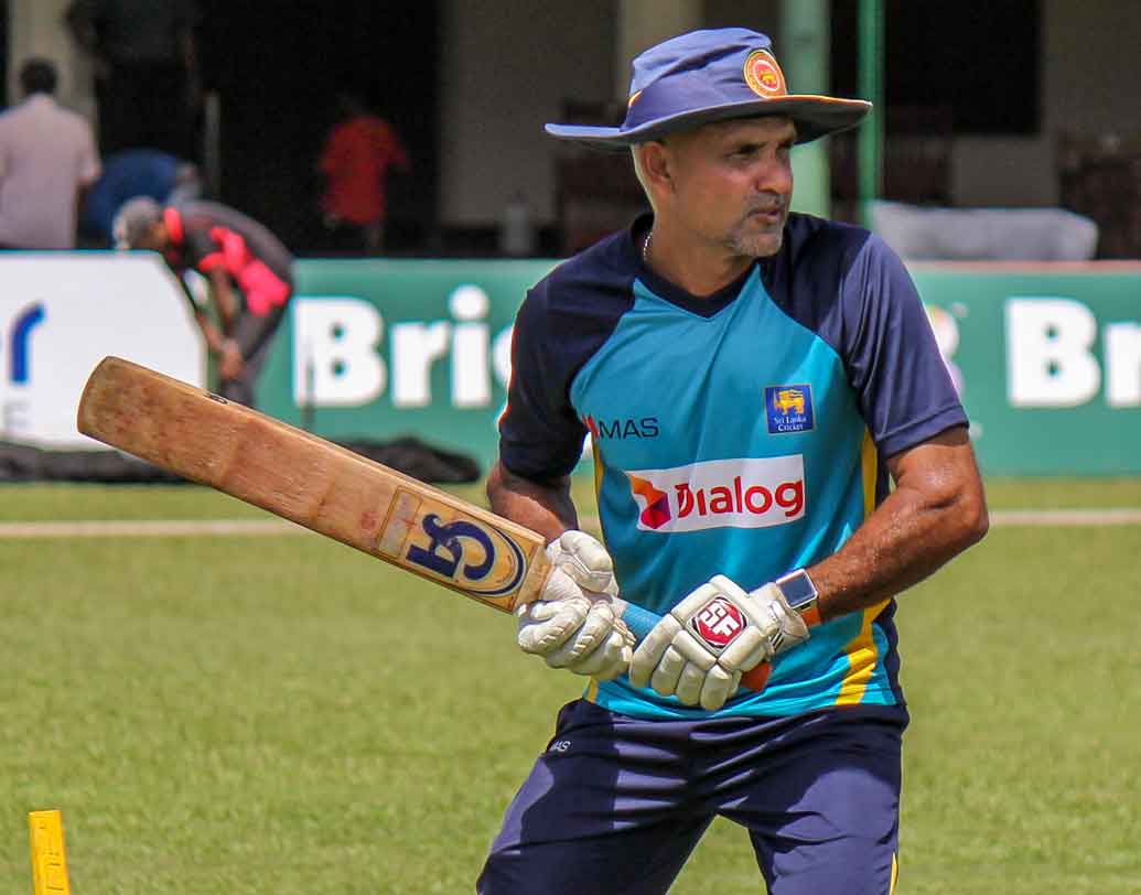 প্রথম শ্রীলঙ্কান হিসাবে ১৯৯৯ সালের নভেম্বরে তালিকায় নাম তোলেন মার্ভান আতাপাত্তু। জিম্বাবোয়ের বিরুদ্ধে হারারেতে এই ভাবে আউট হন তিনি। পরের বছর তালিকার তৃতীয় কিউয়ি হিসাবে এই ভাবে আউট হন স্টিভন ফ্লেমিং।