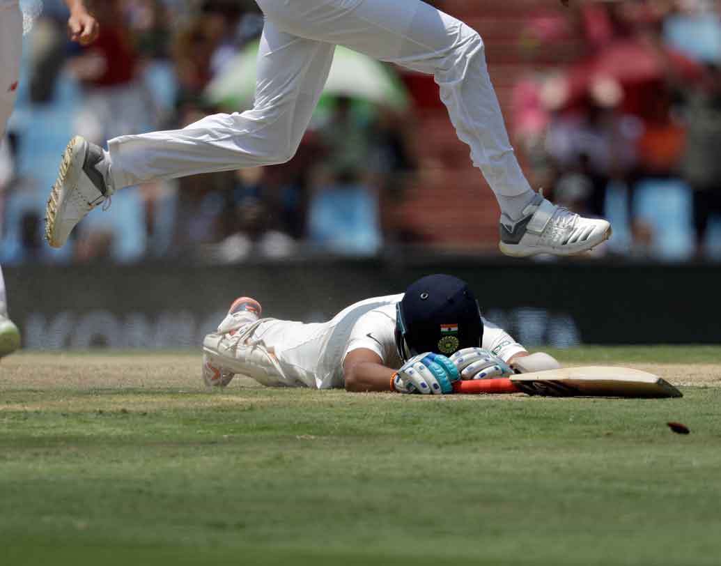 তালিকার শেষ সংযোজন চেতেশ্বর পূজারা। প্রথম ভারতীয় হিসাবে সেঞ্চুরিয়ান টেস্টে এই রেকর্ড করলেন তিনি।