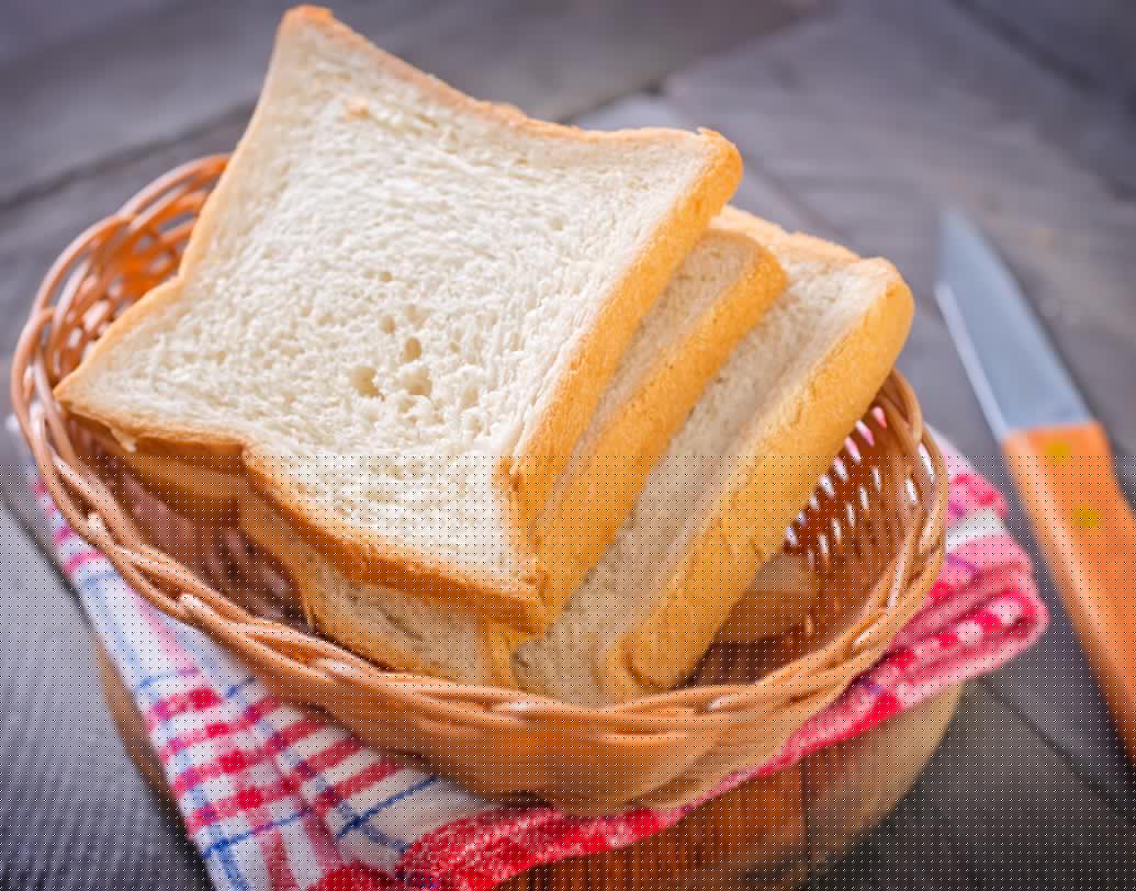 হোয়াইট ব্রেড: রিফাইন্ড ফ্লাওয়ার দিয়ে তৈরি যে কোনও খাবারই শরীরের পক্ষে খারাপ। অতিরিক্ত চিনি ও গ্লুকোজের কারণে ত্বকে কোলাজেন তৈরিতে বাধা তৈরি হয়। সেই সঙ্গেই বেড়ে যায় রক্তে শর্করার মাত্রা। তাই বয়স বাড়ার সঙ্গে সঙ্গে ডায়েট থেকে হোয়াটইট ব্রেড বাদ দেওয়াই ভাল।