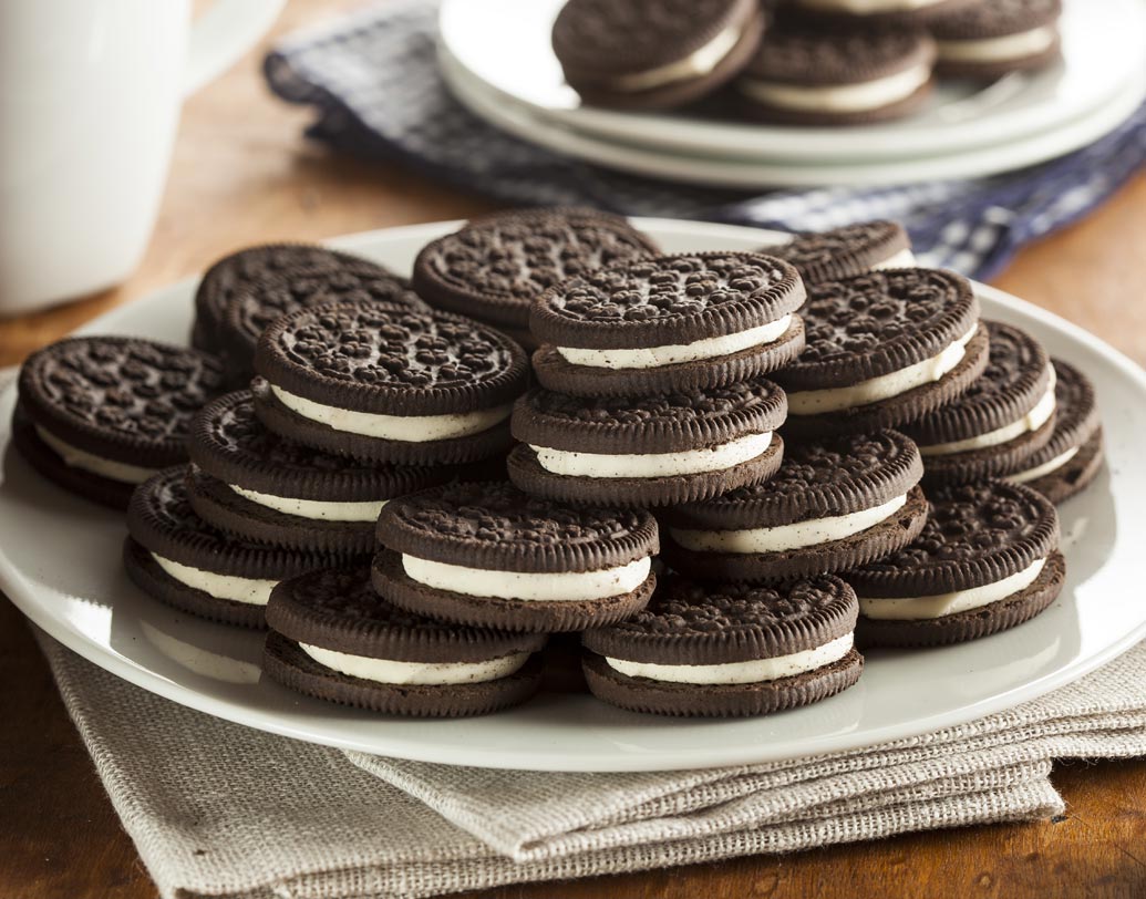 ওরেও: সকলেই খেতে ভালবাসে। কিন্তু নিউট্রিশনিস্টরা জানাচ্ছেন সবচেয়ে অস্বাস্থ্যকর কুকি ওরেও। ক্যালোরি ও ফ্যাটে পরিপূর্ণ। ৩০-এর পর শরীরে মেদ জমার প্রবণতা বাড়ে। তাই কুকিজ যত কম খাওয়া যায় ততই ভাল।