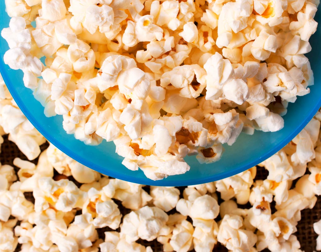 বাটার পপকর্ন: মুখে দিলেই মিলিয়ে যায় এমন বাটার পপকর্ন খেতে সকলেই ভালবাসে। কিন্তু আমাদের শরীর বিশেষ ভালবাসে না। এমনিতে পপকর্ন স্বাস্থ্যকর স্ন্যাকস হলেও অ্যাডেড ফ্লেভার ও ফ্যাট আর্টারি ব্লক করে দিতে পারে।