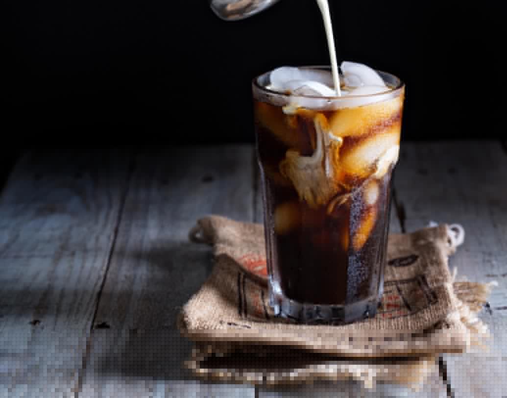 আইসড কফি: ক্যাফেনেটেড ড্রিঙ্ক ঘুমে ব্যাঘাত ঘটায়। ফলে চেহারায় ক্লান্তি ও বয়সের ছাপ পড়ে। কফি খেতে হলে গরম কফি খাওয়াই ভাল।