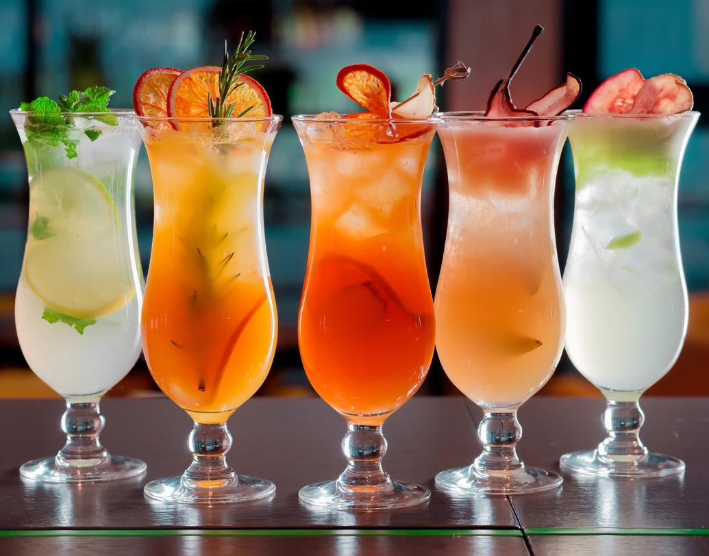 বিয়ার ও ককটেল: বয়স বাড়ার সঙ্গে সঙ্গে আমাদের শরীরের পক্ষে অ্যালকোহল মেটাবলিজম কঠিন হয়ে পড়ে যা অস্বাস্থ্যকর খাবার খাওয়ার ঝুঁকি বাড়ায়। ঘুমে ব্যাঘাত ঘটানোর ফলে ওজন বাড়ে। অন্য দিকে অ্যালকোহল ত্বক ডিহাইড্রেট করে দেয়।