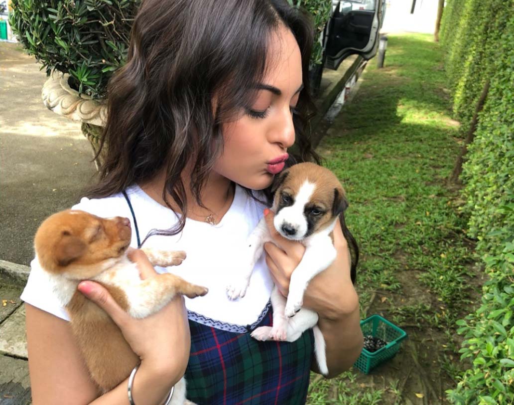 নায়িকা ইতিমধ্যেই উড়ে গিয়েছেন তাইল্যান্ডে। ছবি দেখে বোঝাই যাচ্ছে, রয়েছেন হলিডে মুডে।