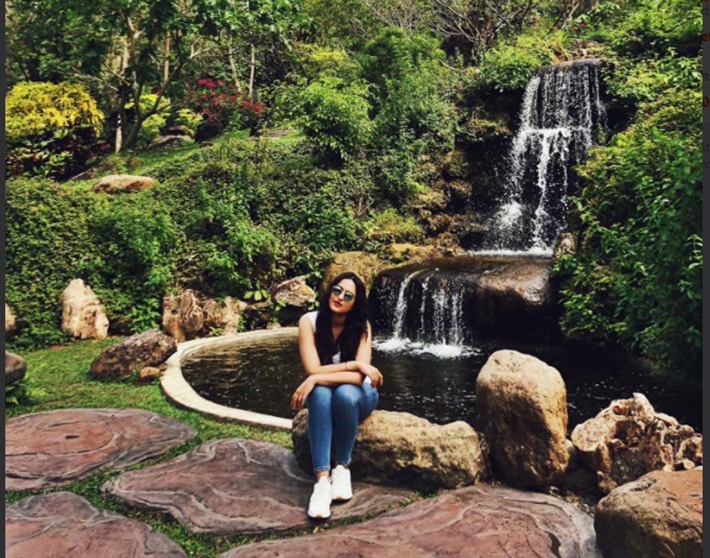 তাহলে শুধুই কি হলিডে? ডবল ধামাকা কীসের? আসলে, ছুটির পাশাপাশি সোনাক্ষী কিন্তু শুটিংয়ের কাজও সেরে ফেলছেন। ব্যাংকক ও পাটায়ার বিভিন্ন লোকেশনে চলছে তাঁর আগামী ছবির কাজ।