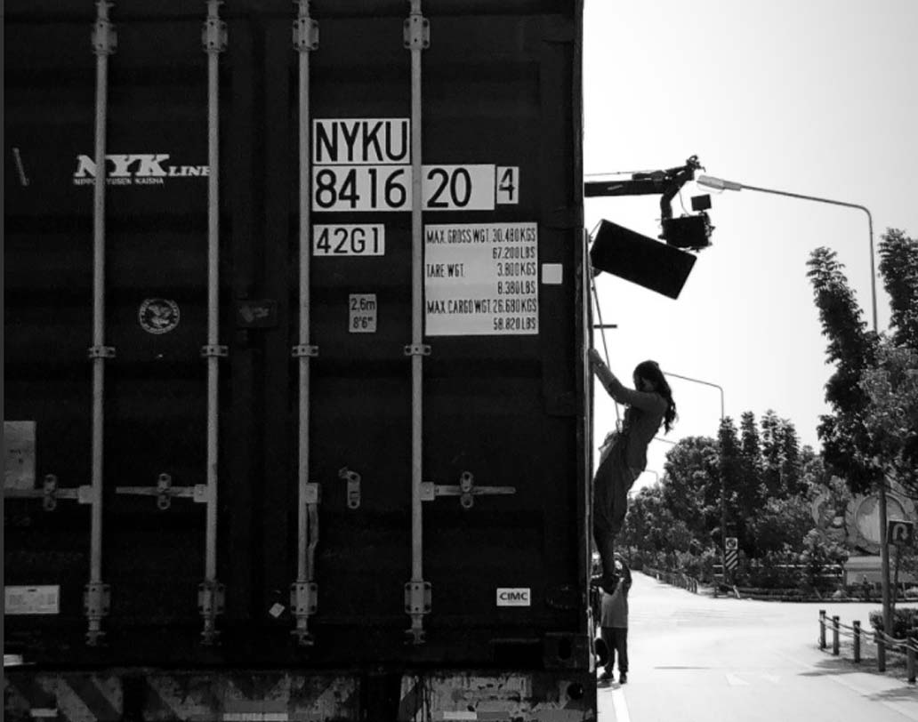 শুটিং চলছে পরিচালক মুদস্সর আজিজের ছবি ‘হ্যাপি ভাগ জায়েগি রিটার্নস’-এর। ছবিতে তাঁর সঙ্গে অভিনয় করছেন ডায়না পেন্টিও। এই ছবিটি শেয়ার করে সোনাক্ষী জানিয়েছেন, ব্যাংককে শুটিং চলছে ছবির। ট্রাকের পাশে ঝুলে ঝুলে গোটা রাস্তা পার করেছেন নায়িকা। তবে এমন দৃশ্যের শুটিং দারুণ এনজয় করেছেন বলেও লিখেছেন সোনাক্ষী।