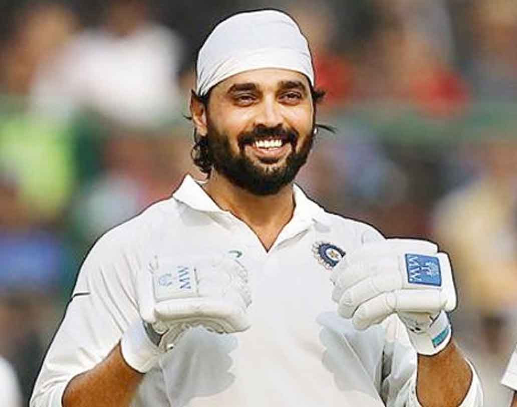 মুরলী বিজয়: বলা হয়, টেকনিক্যালি দেশের সব চেয়ে পোক্ত ওপেনার। তা হলে ১১ সেঞ্চুরির মাত্র ৩টি বিদেশের মাঠে কেন, সেই প্রশ্ন তোলাই যায়। এই তিনটি সেঞ্চুরির একটি বাংলাদেশে। বাকি দু’টি অস্ট্রেলিয়া এবং ইংল্যান্ডে। চলতি সিরিজে এখনও পর্যন্ত দু’টি টেস্টের চার ইনিংস মিলিয়ে রান ৬৯। গড় ১৭.২৫, যা দেখে ভুল করে মনে হতে পারে বোলারের গড়। না তিনি আকাশ চোপড়া, না বীরেন্দ্র সহবাগ। না ধরতে পারেন, না মারতে পারেন। তাঁকে বলার সময় হয়েছে— ভাই, স্কোরবোর্ডে টেকনিকের ব্যাখ্যা থাকে না। লেখা থাকে শুধুই রান সংখ্যা।

• রেটিং: ৩/১০