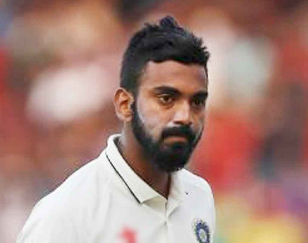 কে এল রাহুল: তাঁকে প্রথম টেস্টে খেলানো হয়নি বলে এমন প্রতিবাদ আর বিতর্ক শুরু হয়ে গিয়েছিল যে, মনে হচ্ছিল যেন গুরু গ্রেগের আমলের ভারতীয় ক্রিকেট। আর বাদ পড়েছেন কোনও এক সৌরভ গঙ্গোপাধ্যায়। সেঞ্চুরিয়নে সুযোগ পেয়ে দুই ইনিংসেই উইকেট উপহার দিয়ে গেলেন তিনি। দুই ইনিংস মিলিয়ে ১৪ রানের পর প্রশ্নের মুখে পড়তে বাধ্য তাঁর মানসিকতা। সুনীল গাওস্কর মঙ্গলবারও স্টেডিয়াম ছেড়ে যাওয়ার সময় বলে গেলেন, ‘‘একটা ম্যাচে ব্যর্থ হলেই শিখরকে বসিয়ে দেওয়া হয়। কেপ টাউন টেস্টে কে-ই বা রান করতে পেরেছিল!’’

• রেটিং: ৩/১০