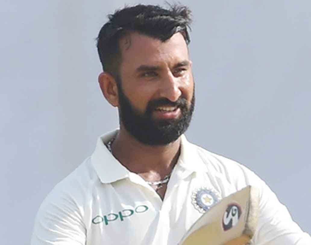 চেতেশ্বর পূজারা: সেঞ্চুরিয়নে যে ভাবে দুই ইনিংসেই রান আউট হলেন, কুৎসিত বিজ্ঞাপন হয়ে থাকল। প্রথম ইনিংসের ভুলটা তা-ও ঢেকে গিয়েছিল কোহালি দারুণ খেলে দেওয়ায়। বুধবার সকালে তাঁর দিকেই সব চেয়ে বেশি করে তাকিয়ে ছিল দল। সকালে পার্থিব পটেল-কে নিয়ে ভাল শুরুও করেছিলেন পূজারা। সুপারস্পোর্ট পার্কের মাঠের ঠিক পাশ দিয়েই চলে গিয়েছে রেল লাইনের ওভারব্রিজ। হঠাৎ কী যে হল, পড়িমড়ি করে দৌড়লেন তৃতীয় রান নেওয়ার জন্য। মনে হল ট্রেন ধরার তাড়া আছে পূজারার। দীর্ঘ সময় ধরে রিপ্লে দেখে আম্পায়ার আউট দিলেন। টেস্টের দুই ইনিংসে রান আউট! তা-ও এ রকম আত্মঘাতী ভঙ্গিতে। রাহুল দ্রাবিড় পরবর্তী যুগের নতুন ‘ওয়াল’ তাঁকে বলা হবে কী করে? চলতি সিরিজে চারটে ইনিংস হয়ে গেল। পূজারা একটাও হাফ সেঞ্চুরি পাননি। সর্বোচ্চ স্কোর ২৬। চার ইনিংসে মোট ৪৯ রান। তাঁর আর মহম্মদ শামির ব্যাটিং গড় সমান— ১২! 

• রেটিং: ৩/১০