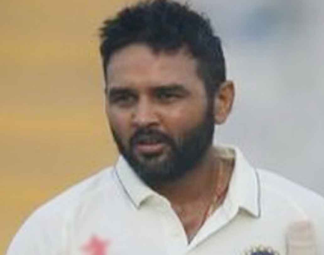 পার্থিব পটেল: স্টাম্পের পিছনে, স্টাম্পের সামনে দলের জন্য আতঙ্ক। এত জঘন্য উইকেটকিপিং ভারতের খেলা কোনও টেস্টে দেখা গিয়েছে কি না সন্দেহ। ভুবনেশ্বর কুমার নয়, সেঞ্চুরিয়নে ভারতীয় দল সবচেয়ে বেশি করে অভাব অনুভব করেছে ঋদ্ধিমান সাহা-র। বঙ্গ উইকেটকিপারের হ্যামস্ট্রিংয়ের চোটই সব চেয়ে ভোগাল কোহালিদের। যদি পার্থিবের জায়গায় ঋদ্ধিমান থাকতেন, হাসিম আমলা প্রথম ইনিংসে আউট হয়ে যান তিরিশ রানের মধ্যে। আমলা করে যান ৮২। বারবার প্রথম স্লিপ আর পার্থিবের মধ্যে দিয়ে ক্যাচ গলল। ব্যাট হাতেও ডোবালেন পার্থিব। সকালে ভাল খেলতে খেলতে শর্ট বলে পুল মারতে গেলেন। মনে হল টেস্টে ভারতীয় দলের হয়ে নয়, আইপিএলে মুম্বই ইন্ডিয়ান্সের হয়ে খেলছেন। মর্নি মর্কেল ঝাঁপিয়ে পড়ে অসাধারণ ক্যাচ নিলেন মিডউইকেটে। সেঞ্চুরিয়নই শেষ টেস্ট হওয়া উচিত পার্থিবের।

• রেটিং: ২/১০