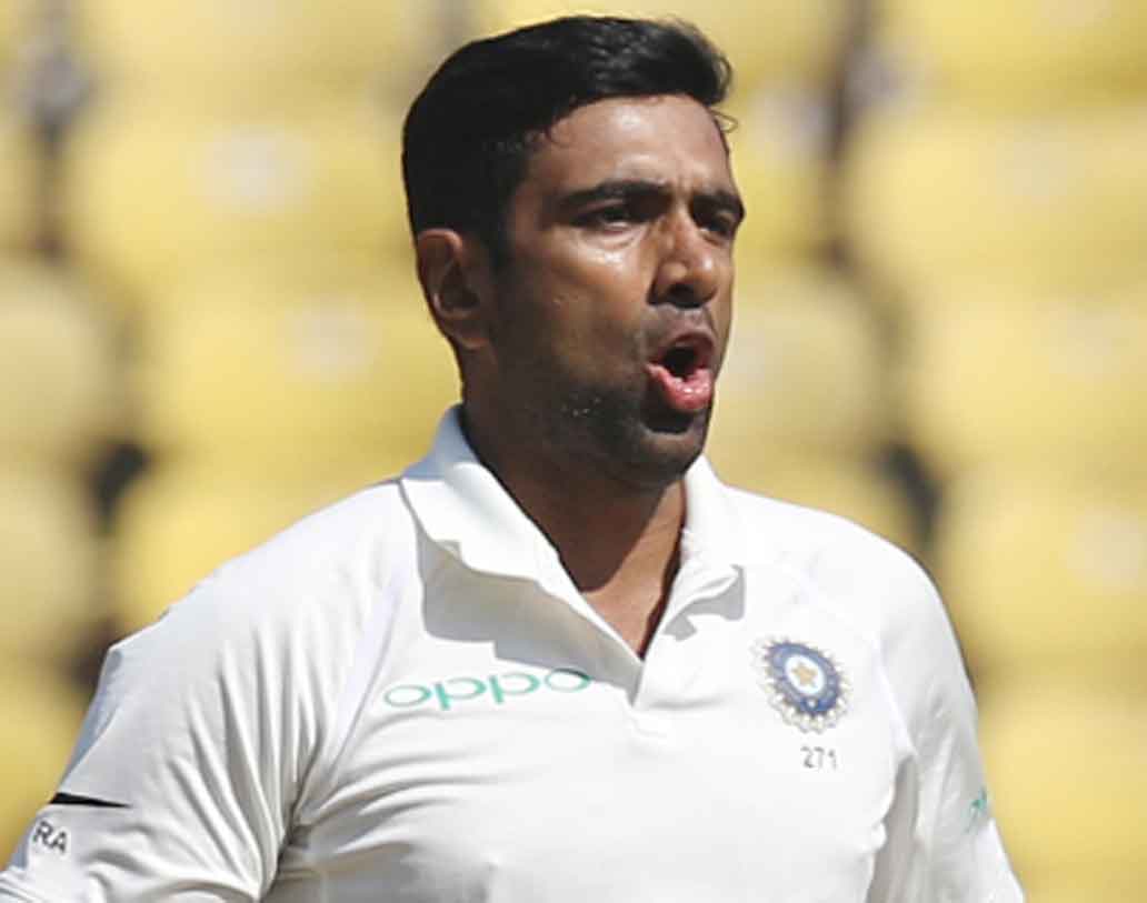 আর. অশ্বিন: সকালে দিনের খেলা শুরু হওয়ার আগে দেখা গেল হেড কোচ রবি শাস্ত্রী এবং বোলিং কোচ বি. অরুণ তাঁকে নিয়ে আলাদা ক্লাস করছেন। কয়েকটা বল করার পরে শাস্ত্রী কথা বললেন অশ্বিনের সঙ্গে। দূর থেকে দেখে মনে হল, অ্যাকশন এবং বল ছাড়ার সময় শরীরের অবস্থান নিয়ে কিছু বলছেন। সেঞ্চুরিয়নে সবাই বলছিল, ভারতীয় ধরনের উইকেট। খটখটে রোদ, পিচে অসমান বাউন্স, বল টার্নও করছে। তার পরেও দ্বিতীয় ইনিংসে মাত্র এক উইকেট পাওয়াটা অশ্বিন-সুলভ নয় মোটেও। তবু ব্যাট ও বল হাতে মোটামুটি পাস মার্কস পাবেন অশ্বিন। চার ইনিংসে করেছেন ৯০ রান। সর্বোচ্চ ৩৮। উইকেট ৭টি।

• রেটিং: ৫/১০